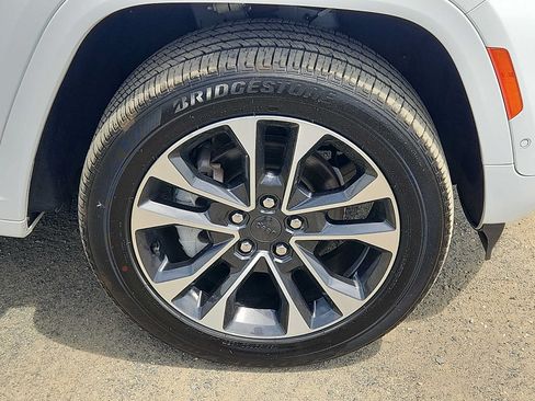 Used 2022 Jeep Grand Cherokee Overland w/ Luxury Tech Group IV AWD/4WD image 8