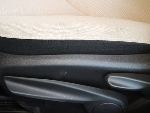 Used 2015 Jeep Renegade Latitude FWD image 17