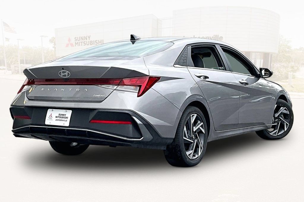Used 2025 Hyundai Elantra Limited FWD image 6
