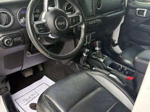 Used 2018 Jeep Wrangler Unlimited Sahara AWD/4WD image 5