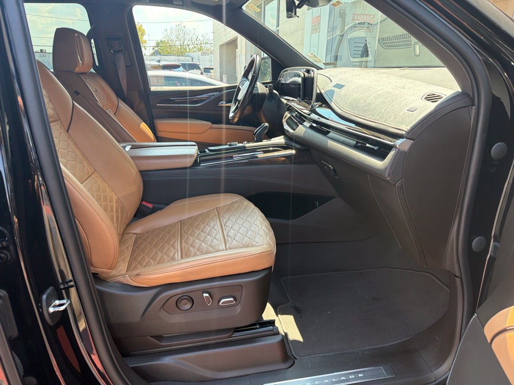 Used 2023 Cadillac Escalade ESV Sport w/ LPO, ONYX Package AWD/4WD image 6