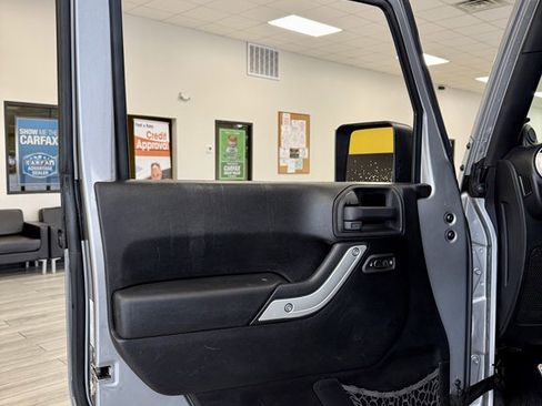 Used 2014 Jeep Wrangler Unlimited Sahara w/ Dual Top Group AWD/4WD image 14