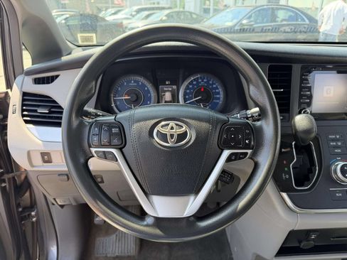 Used 2018 Toyota Sienna LE w/ Carpet Mat Package FWD image 22