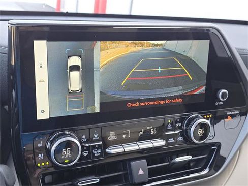 Certified 2025 Toyota Highlander Limited image 17