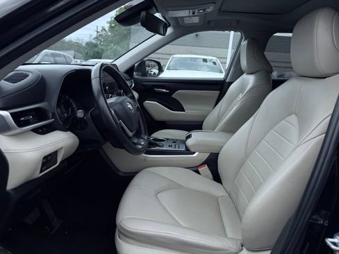 Used 2023 Toyota Highlander XLE AWD/4WD image 17