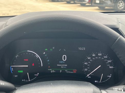 Used 2025 Toyota Sienna XLE FWD image 32