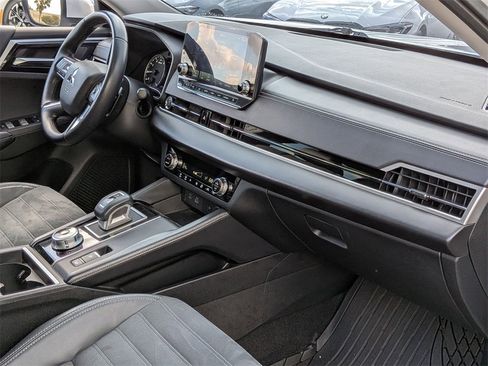 Used 2022 Mitsubishi Outlander SE image 11