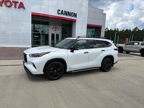Certified 2025 Toyota Highlander XLE AWD/4WD image 1