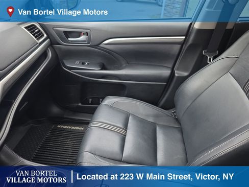 Used 2018 Toyota Highlander SE image 25