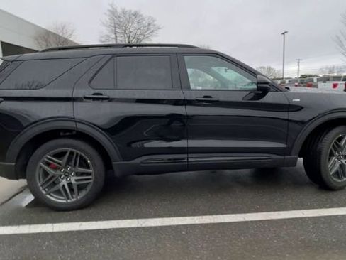 Used 2025 Ford Explorer ST-Line w/ ST-Line Street Pack image 9