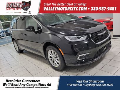 New 2026 Chrysler Pacifica Select