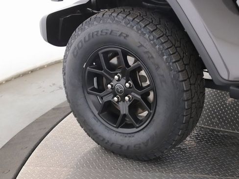 Used 2024 Jeep Gladiator Willys image 13