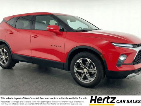Used 2025 Chevrolet Blazer LT FWD image 1