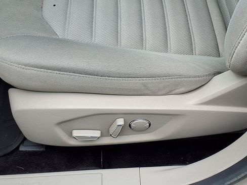 Used 2017 Ford Fusion SE w/ Fusion SE Technology Package FWD image 4