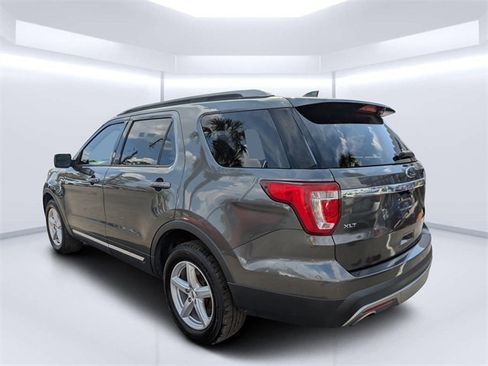 Used 2017 Ford Explorer XLT w/ Equipment Group 202A image 5