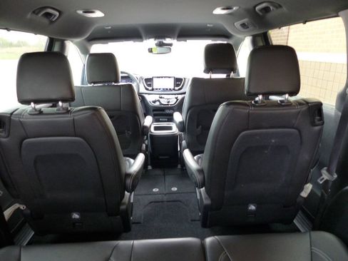 Used 2025 Chrysler Pacifica Select FWD image 24