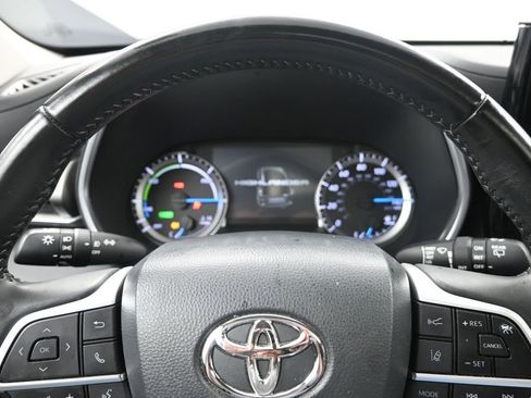 Used 2023 Toyota Highlander XLE AWD/4WD image 15