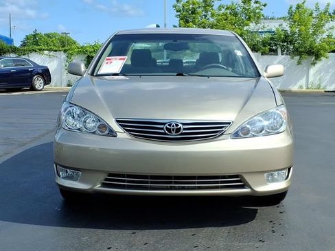 Used 2005 Toyota Camry LE FWD image 2