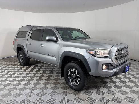 Used 2017 Toyota Tacoma TRD Off-Road w/ Premium & Technology Package AWD/4WD image 1