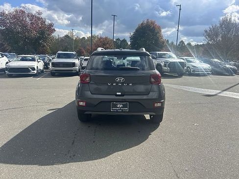 New 2025 Hyundai Venue SEL image 17