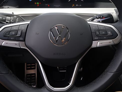 Certified 2025 Volkswagen Tiguan SE R-Line AWD/4WD image 19