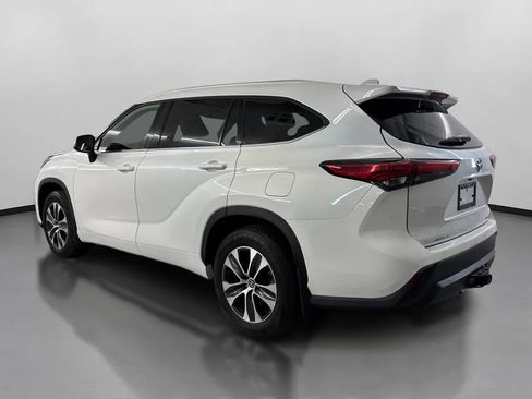 Used 2022 Toyota Highlander XLE AWD/4WD image 7