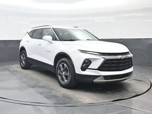 Used 2025 Chevrolet Blazer LT w/ Convenience Package FWD image 9