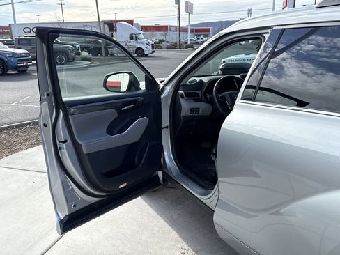 Used 2021 Toyota Highlander Platinum image 10