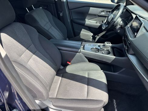 Used 2025 Nissan Rogue SV image 38