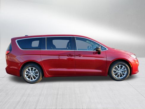 New 2026 Chrysler Pacifica Limited image 8