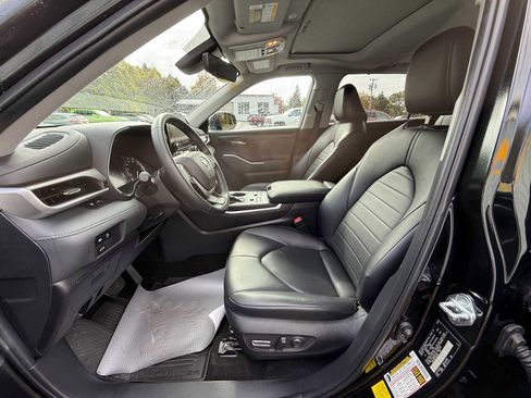Used 2023 Toyota Highlander XLE image 16