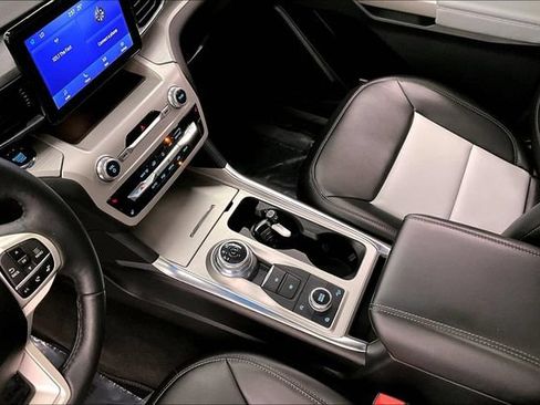 Used 2024 Ford Explorer XLT w/ XLT Sport Appearance Package AWD/4WD image 17