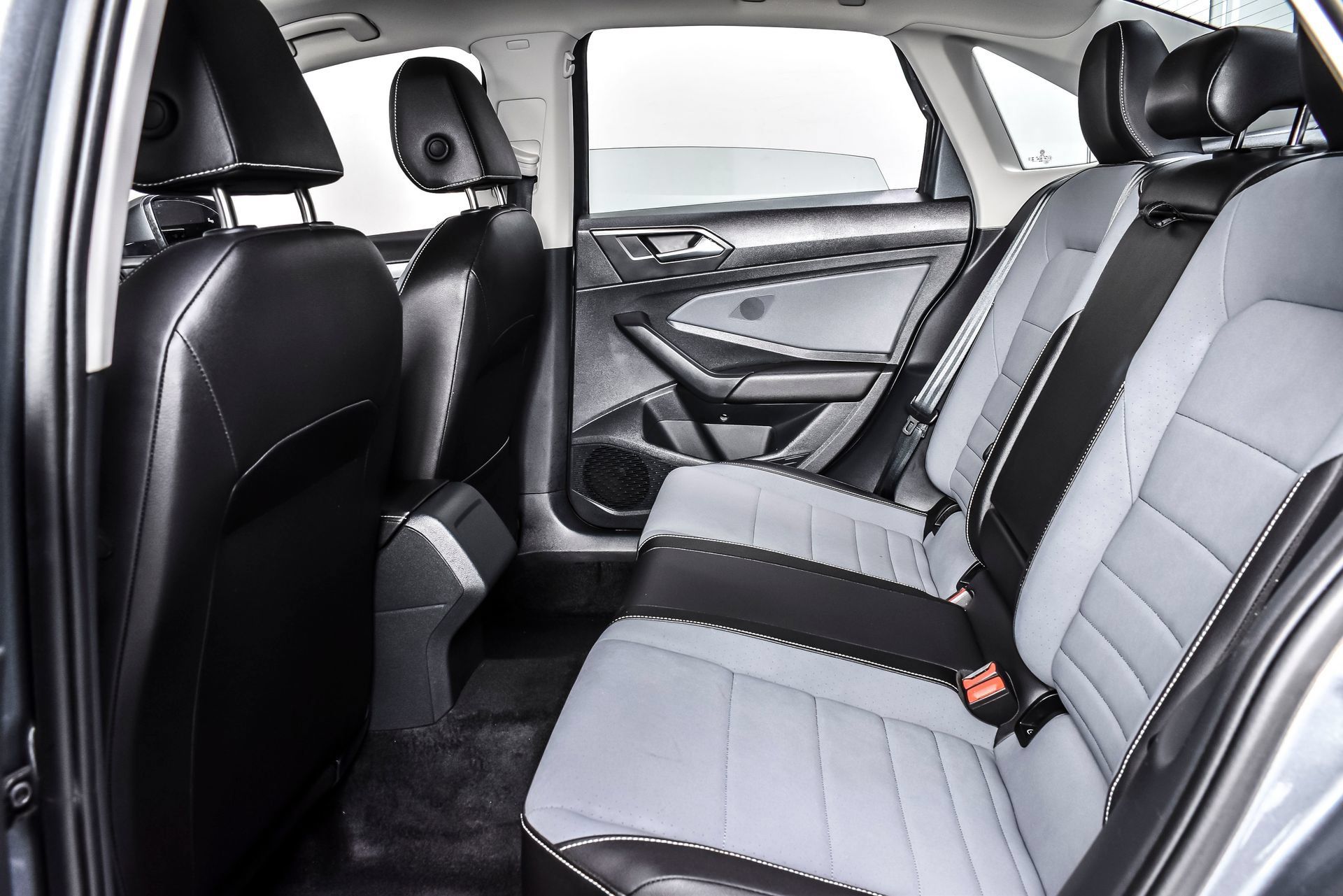 Used 2025 Volkswagen Jetta SE FWD image 19