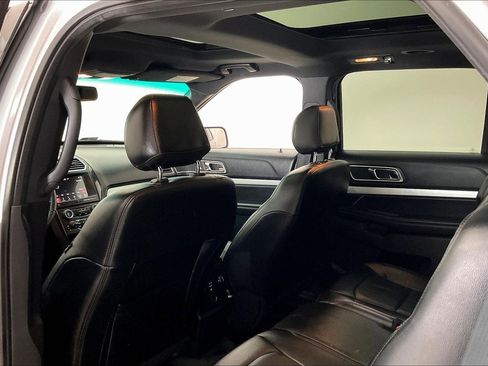 Used 2017 Ford Explorer XLT w/ Equipment Group 202A image 5