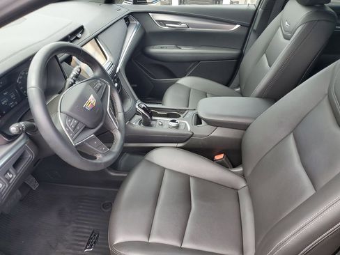 Certified 2025 Cadillac XT5 Luxury w/ LPO, Floor Liner Package AWD/4WD image 5