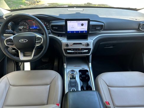 Used 2024 Ford Explorer XLT w/ Equipment Group 202A AWD/4WD image 17