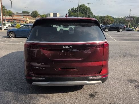 Used 2024 Kia Carnival LX FWD image 8