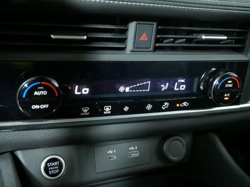 Used 2023 Nissan Rogue SV AWD/4WD image 30