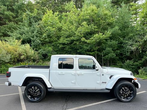 Used 2021 Jeep Gladiator Overland AWD/4WD image 6