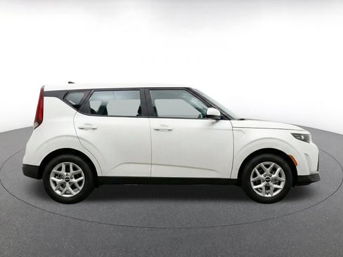 Used 2025 Kia Soul LX w/ LX Technology Package FWD image 10