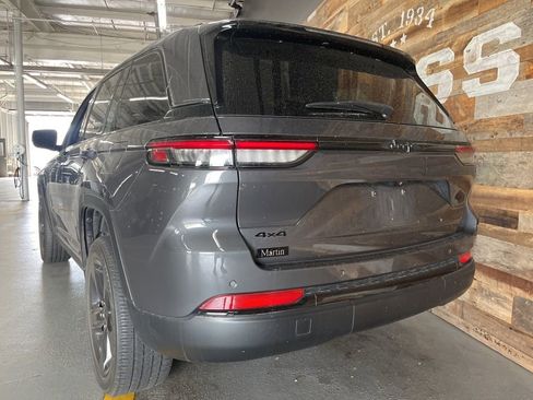 Used 2022 Jeep Grand Cherokee Altitude image 11