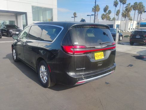 Used 2023 Chrysler Pacifica Touring-L image 3