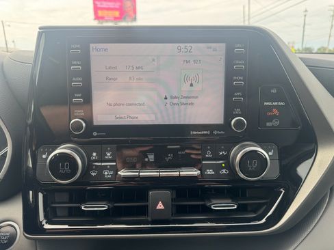 Used 2021 Toyota Highlander XLE AWD/4WD image 24