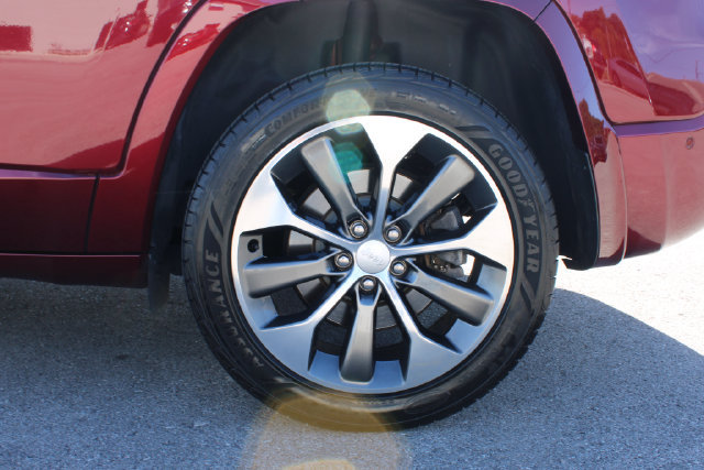 Used 2019 Jeep Cherokee Overland w/ Technology Group AWD/4WD image 37