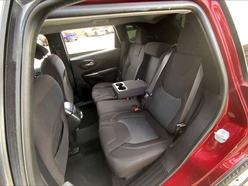 Used 2019 Jeep Cherokee Latitude w/ Popular Appearance Group image 20