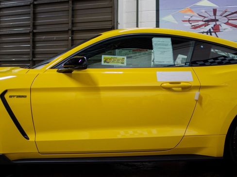 Used 2016 Ford Mustang Shelby GT350 w/ Technology Package image 18