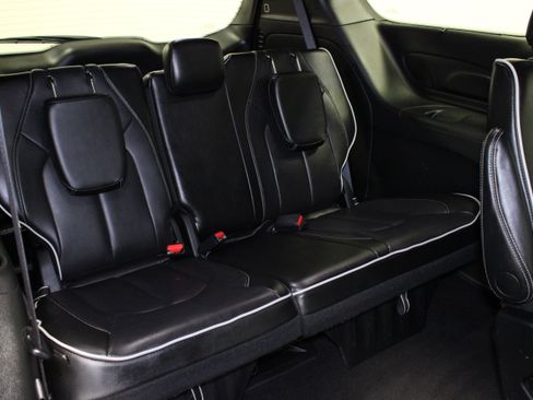 Used 2025 Chrysler Pacifica Limited FWD image 18