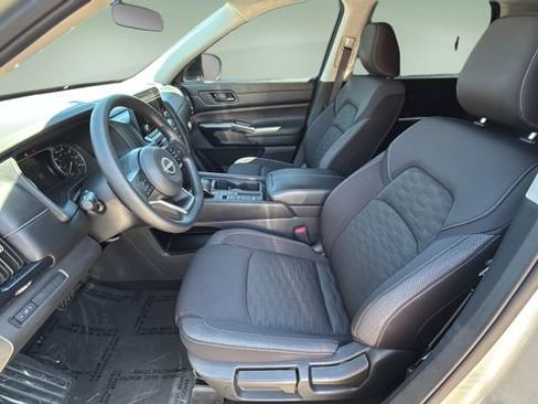 Used 2025 Nissan Pathfinder S FWD image 18