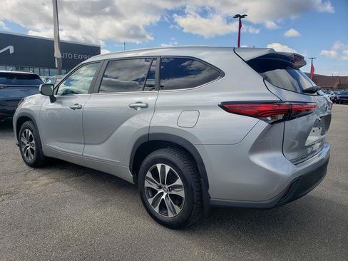 Used 2023 Toyota Highlander XLE AWD/4WD image 6