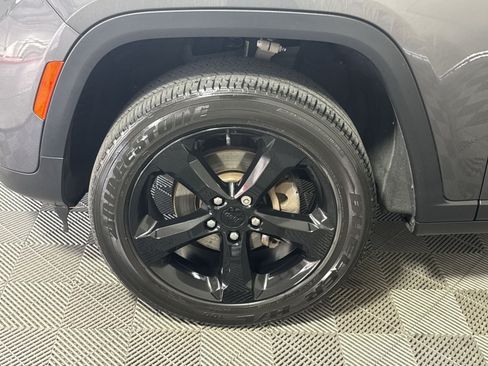 Used 2023 Jeep Grand Cherokee Altitude AWD/4WD image 12